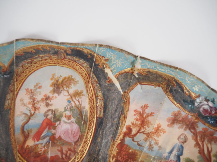 Eventail Plein Vol. Louis XVI. 12 brins + 2 MB. Monture en nacre burga