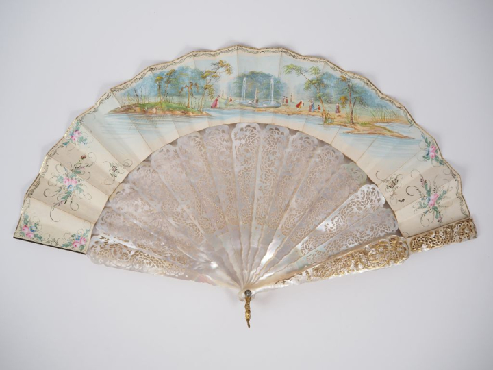 Eventail XIXème à feuilles pliées. 12 brins +2MB. Monture exceptionnel