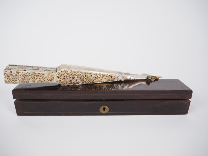 Eventail XIXème à feuilles pliées. 12 brins +2MB. Monture exceptionnel