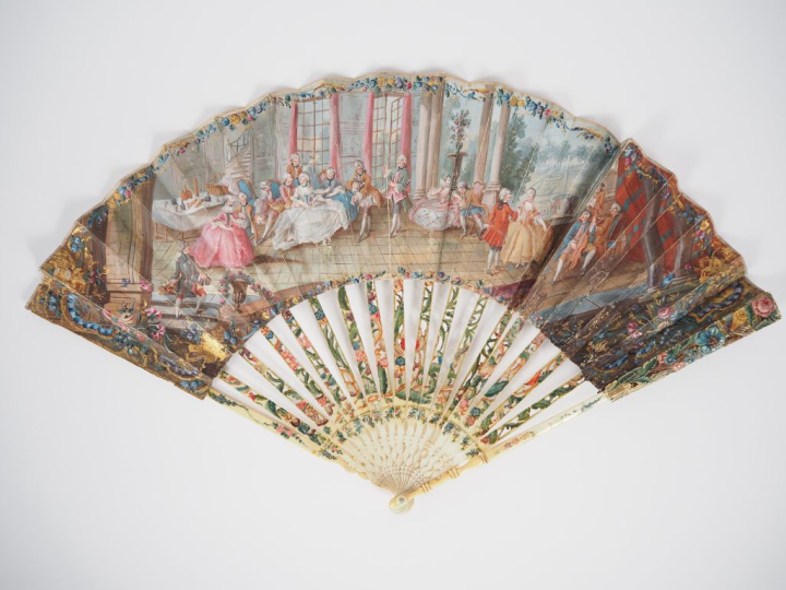 Eventail XVIIIème à feuilles pliées, monture en ivoire, ajourée et pol