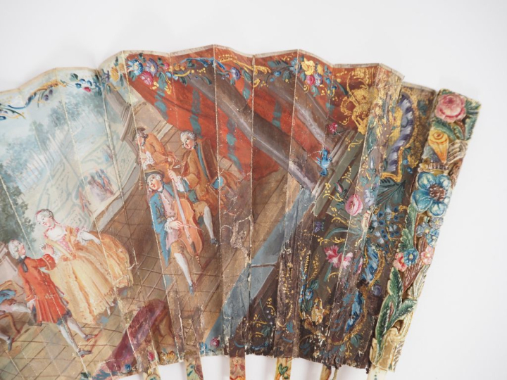 Eventail XVIIIème à feuilles pliées, monture en ivoire, ajourée et pol