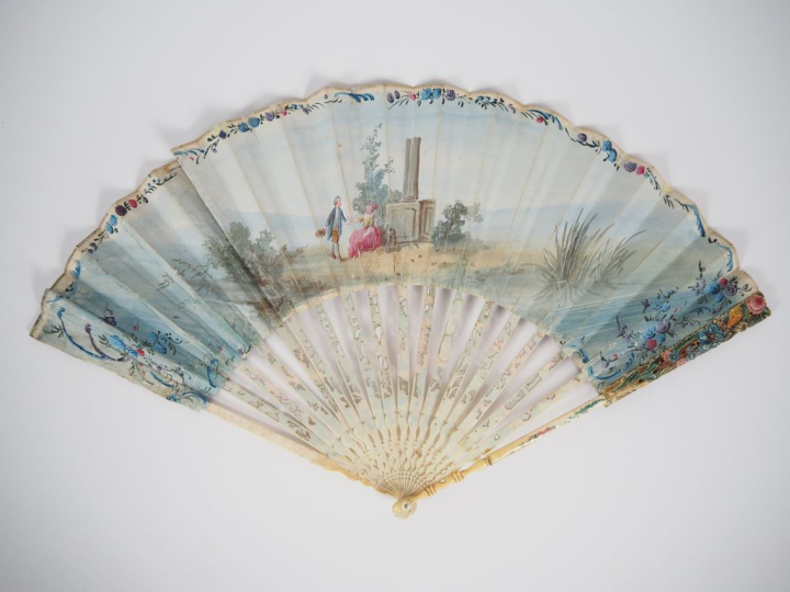 Eventail XVIIIème à feuilles pliées, monture en ivoire, ajourée et pol