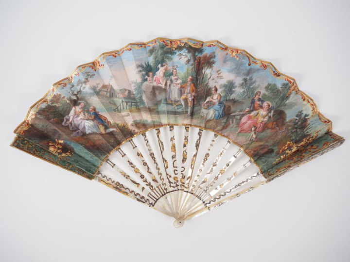 Eventail XVIIIème de mariage. Monture squelette à 16 brins. Nacre à dé