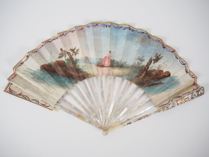 Eventail XVIIIème de mariage. Monture squelette à 16 brins. Nacre à dé