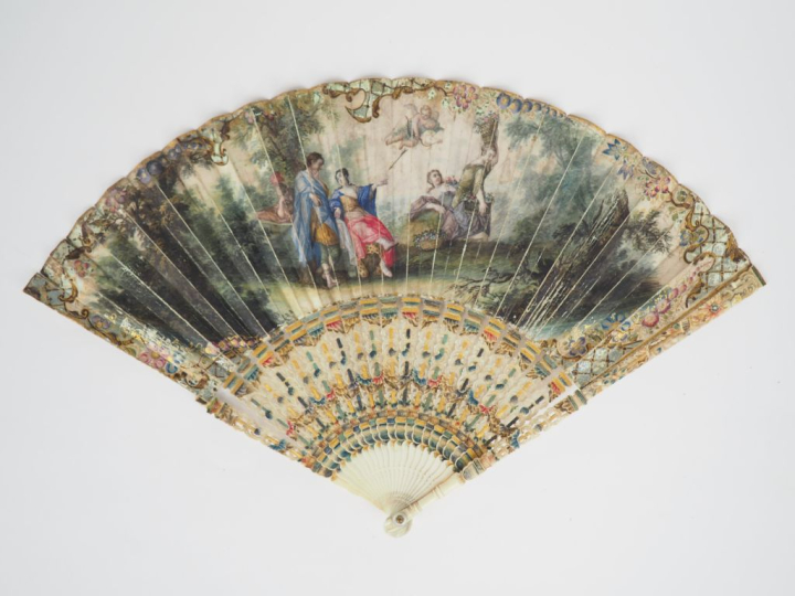 Eventail XVIIIème. Monture à 21 brins en ivoire finement sculpté et ci