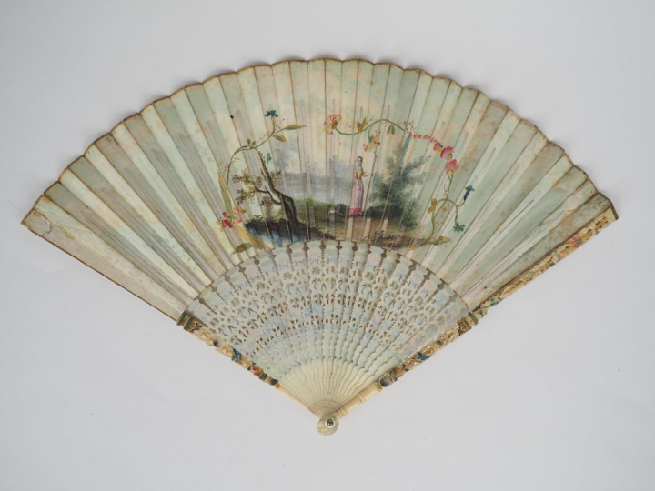 Eventail XVIIIème. Monture à 21 brins en ivoire finement sculpté et ci