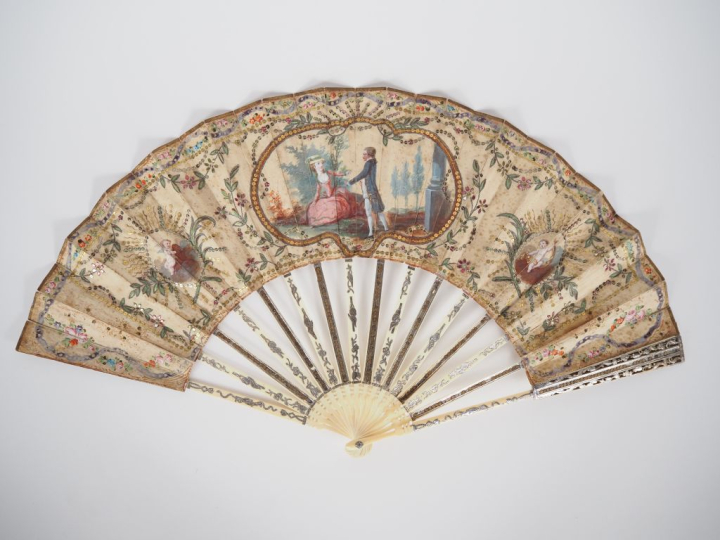 Eventail XVIIIème. 16 brins, monture type squelette en ivoire, ciselée