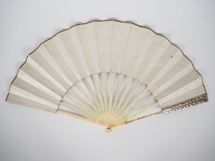 Eventail XVIIIème. 16 brins, monture type squelette en ivoire, ciselée