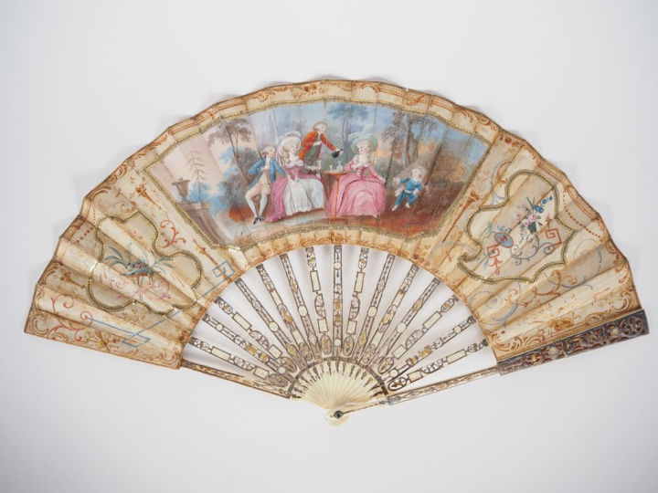 Eventail Louis XVI à 15 brins +2MB, monture en ivoire finement repercé
