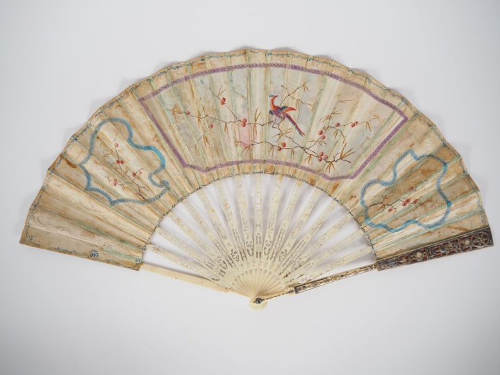 Eventail Louis XVI à 15 brins +2MB, monture en ivoire finement repercé