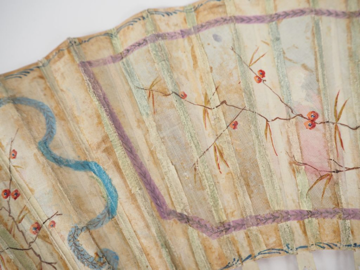 Eventail Louis XVI à 15 brins +2MB, monture en ivoire finement repercé