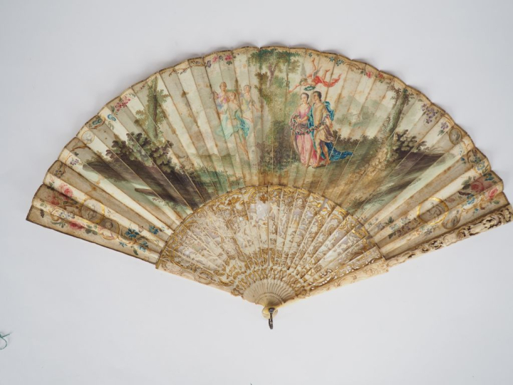 Eventail XVIIIème en ivoire gravé et ajouré trois réserves au fond de 