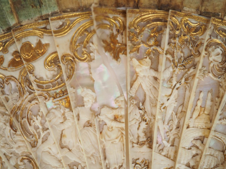 Eventail XVIIIème en ivoire gravé et ajouré trois réserves au fond de 