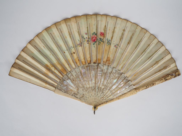 Eventail XVIIIème en ivoire gravé et ajouré trois réserves au fond de 