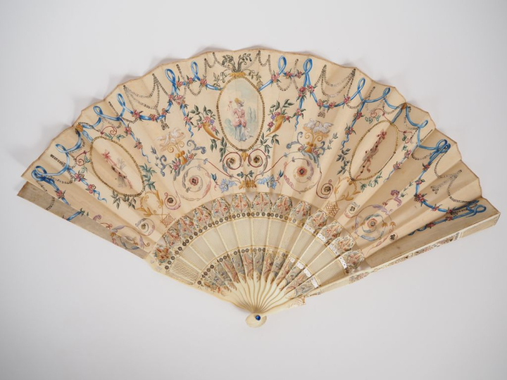 Eventail Louis XVI. 13 brins + 2 MB.  Monture en ivoire, repercée et g