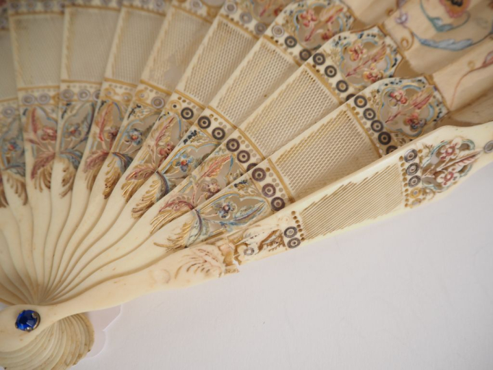 Eventail Louis XVI. 13 brins + 2 MB.  Monture en ivoire, repercée et g