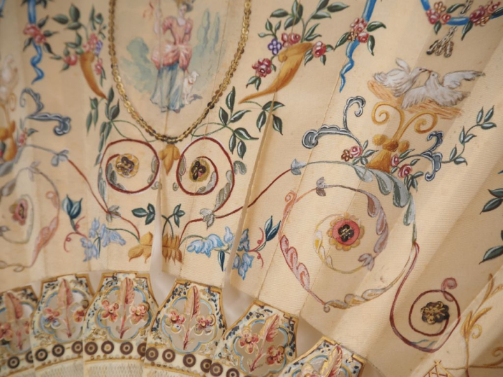 Eventail Louis XVI. 13 brins + 2 MB.  Monture en ivoire, repercée et g