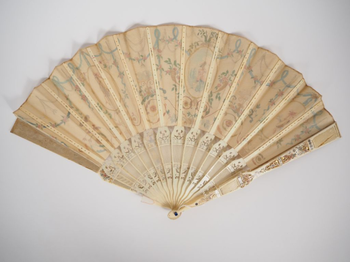 Eventail Louis XVI. 13 brins + 2 MB.  Monture en ivoire, repercée et g