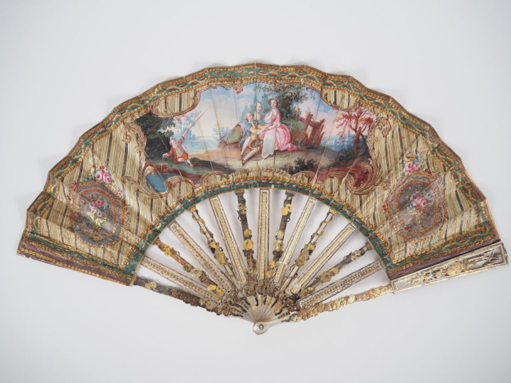 Eventail XVIIIème à 13 brins + 2MB. Monture en nacre repercée et réhau