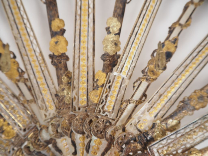 Eventail XVIIIème à 13 brins + 2MB. Monture en nacre repercée et réhau