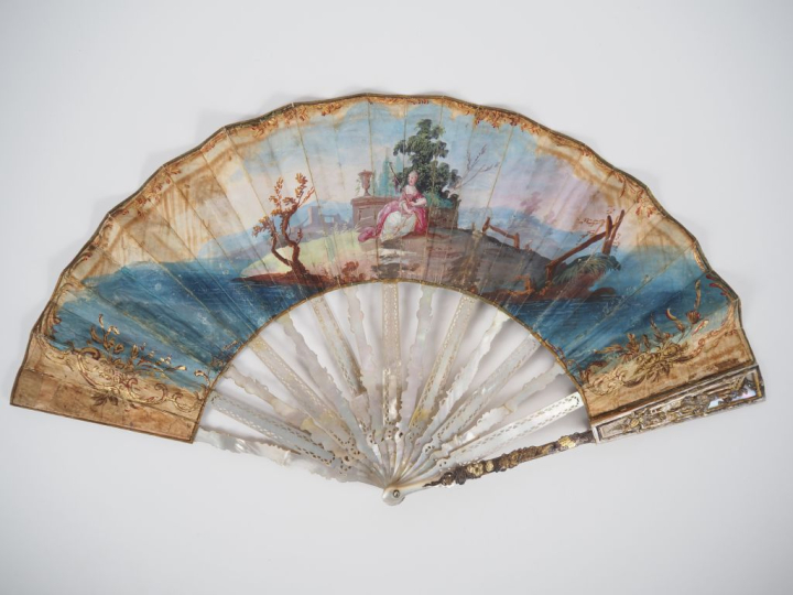 Eventail XVIIIème à 13 brins + 2MB. Monture en nacre repercée et réhau