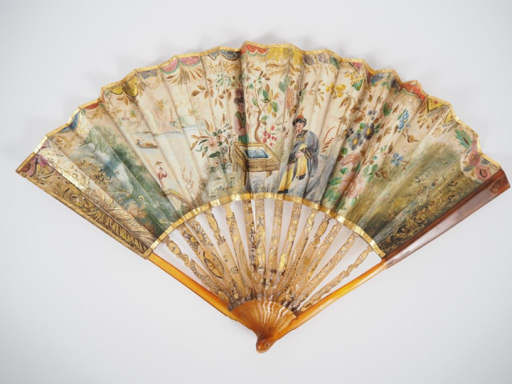 Eventail XVIIIème.14 brins + 2 MB. Monture en corne blonde. Gravée or 