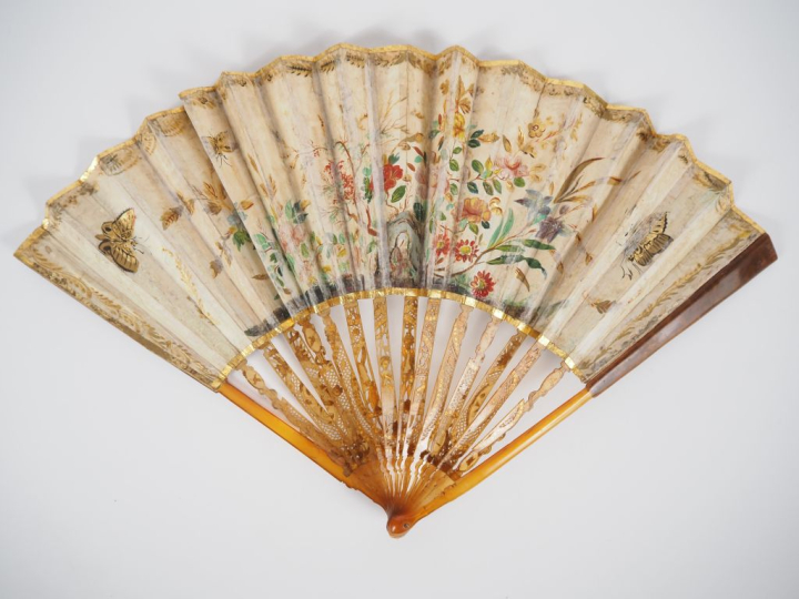 Eventail XVIIIème.14 brins + 2 MB. Monture en corne blonde. Gravée or 