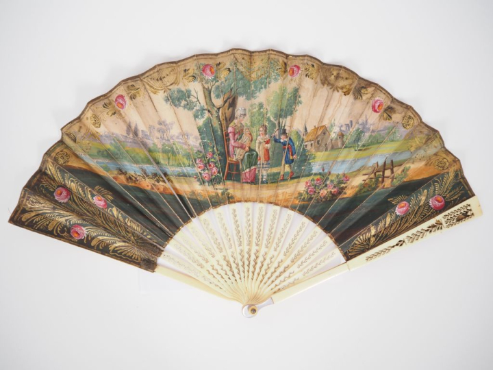 Eventail XVIIIème à 17 brins. Monture en ivoire, repercée. Feuille gou