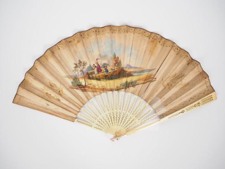 Eventail XVIIIème à 17 brins. Monture en ivoire, repercée. Feuille gou