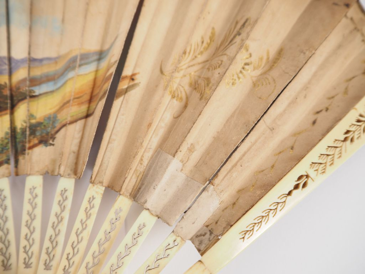 Eventail XVIIIème à 17 brins. Monture en ivoire, repercée. Feuille gou