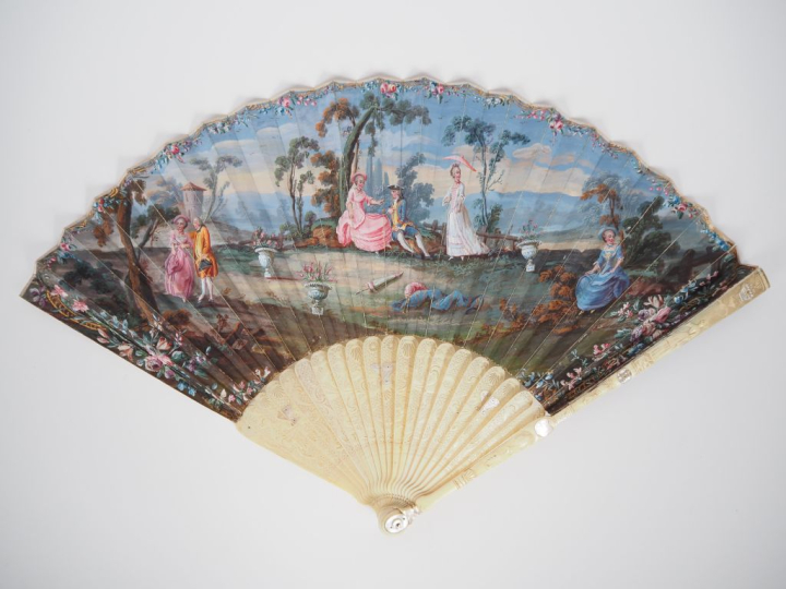 Eventail XVIIIème à 19 brins + 2 MB. Monture en ivoire finement sculpt