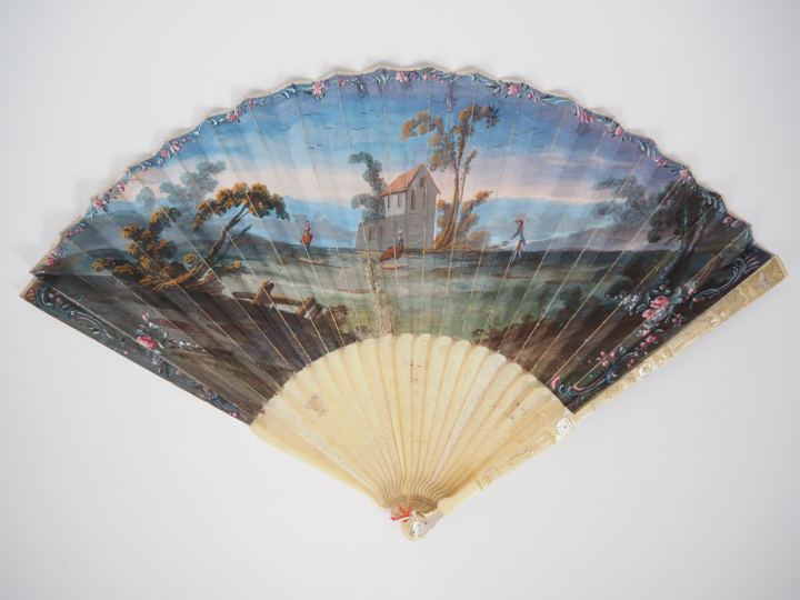 Eventail XVIIIème à 19 brins + 2 MB. Monture en ivoire finement sculpt