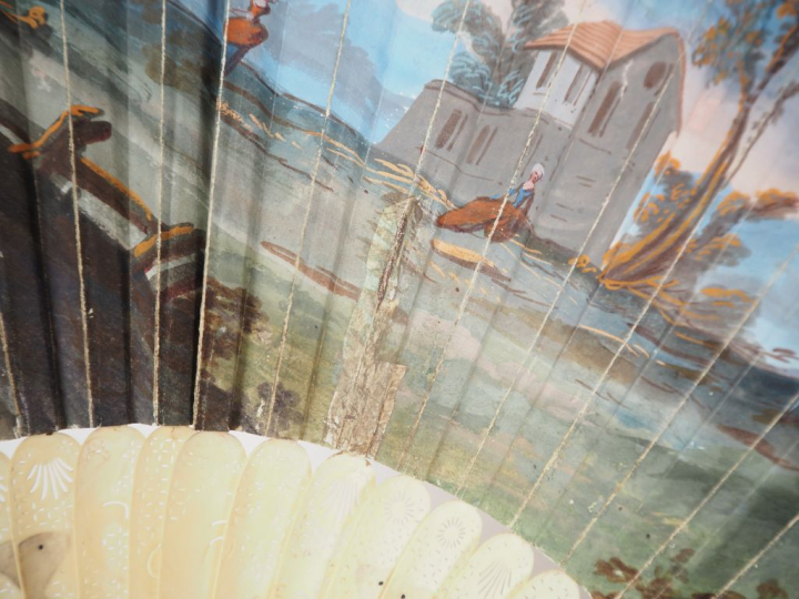 Eventail XVIIIème à 19 brins + 2 MB. Monture en ivoire finement sculpt