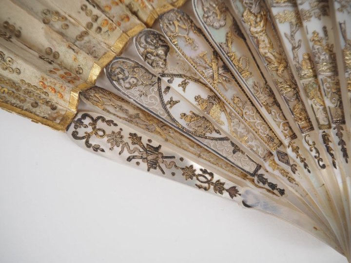 Eventail XVIIIème circa 1790. 16 brins + 2 MB. Magnifique monture en n