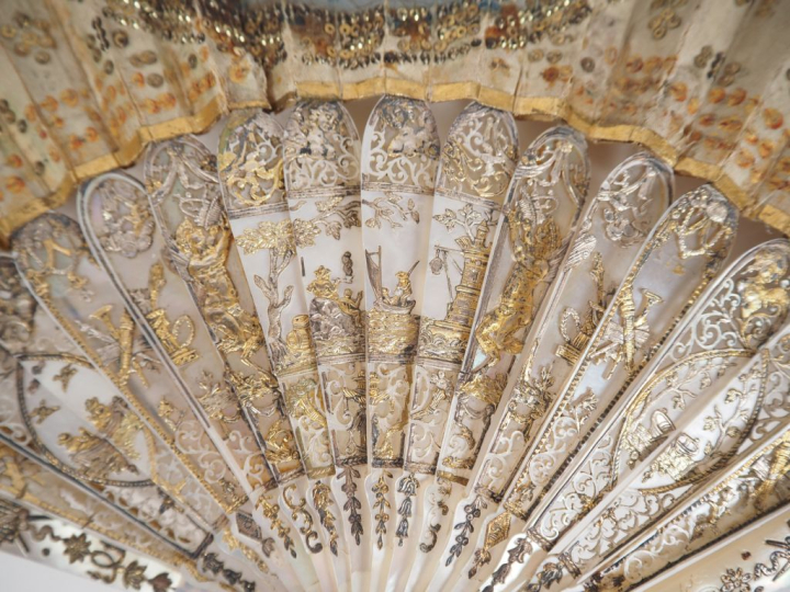 Eventail XVIIIème circa 1790. 16 brins + 2 MB. Magnifique monture en n