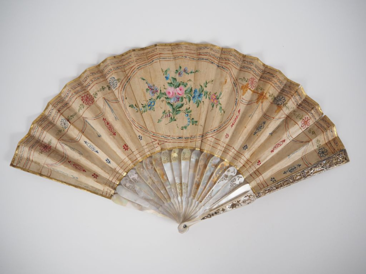 Eventail XVIIIème circa 1790. 16 brins + 2 MB. Magnifique monture en n