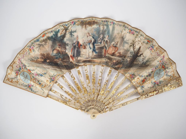 Eventail Louis XV à 13 brins + 2 MB. Monture en ivoire sculpté de 11 p