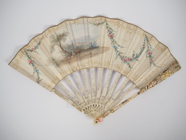 Eventail Louis XV à 13 brins + 2 MB. Monture en ivoire sculpté de 11 p
