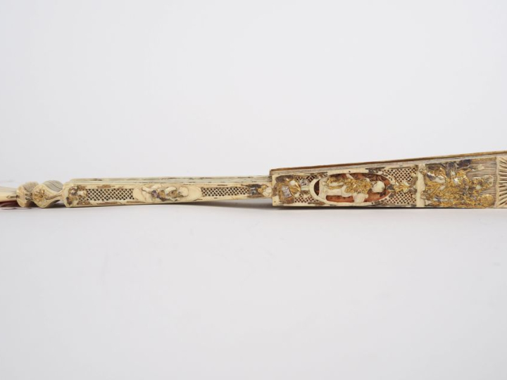 Eventail Louis XV à 13 brins + 2 MB. Monture en ivoire sculpté de 11 p