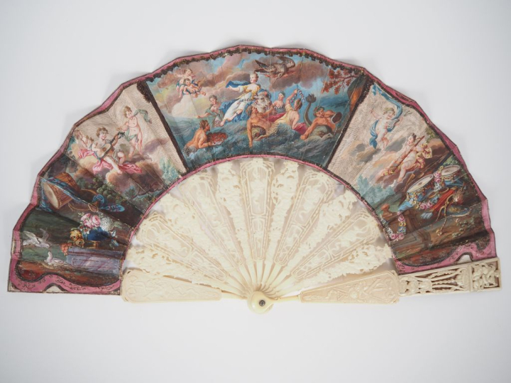 Superbe éventail Louis XV à 11 brins + 2 MB,  en ivoire ajouré à décor