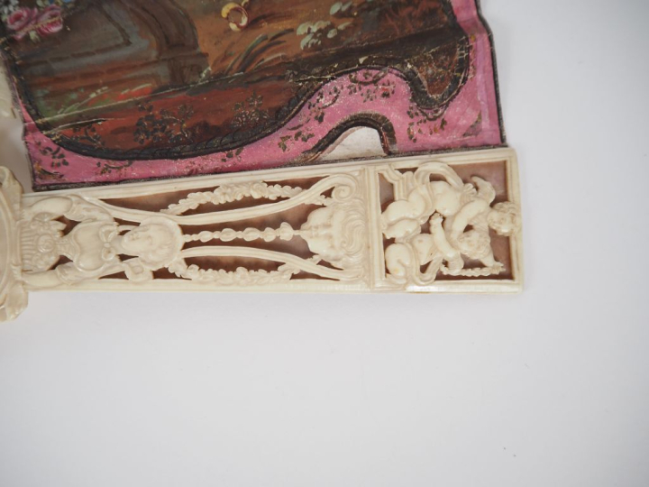 Superbe éventail Louis XV à 11 brins + 2 MB,  en ivoire ajouré à décor