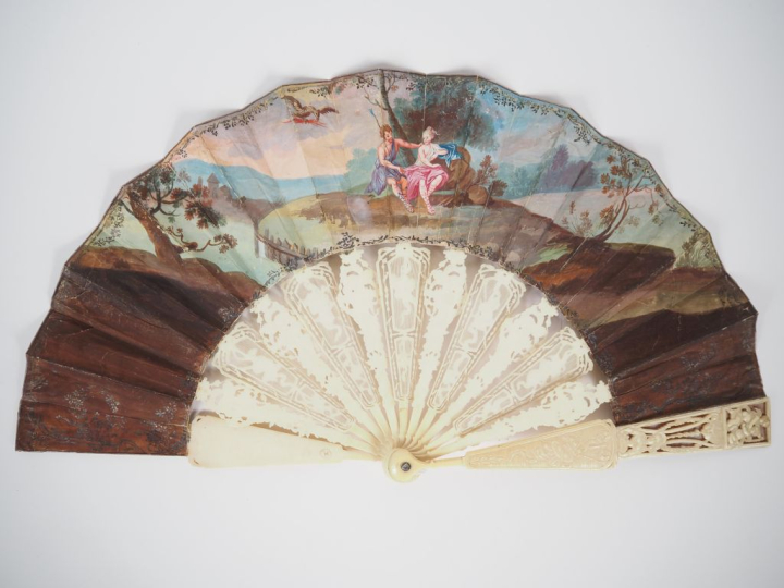 Superbe éventail Louis XV à 11 brins + 2 MB,  en ivoire ajouré à décor