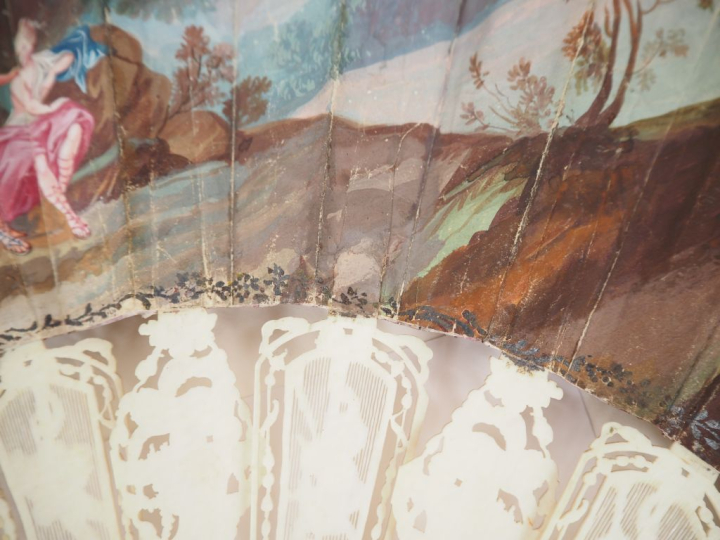 Superbe éventail Louis XV à 11 brins + 2 MB,  en ivoire ajouré à décor