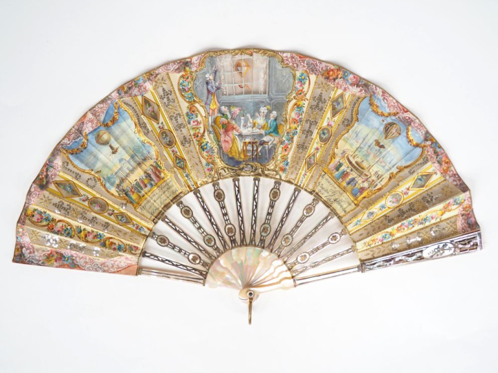 Eventail Louis XVI à 14 brins + 2 MB, en nacre ajourée et dorée à déco