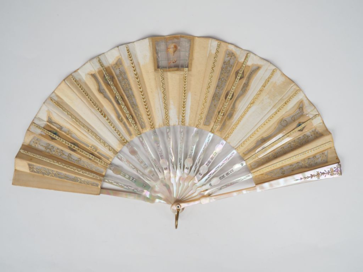 Eventail Louis XVI à 14 brins + 2 MB, en nacre ajourée et dorée à déco