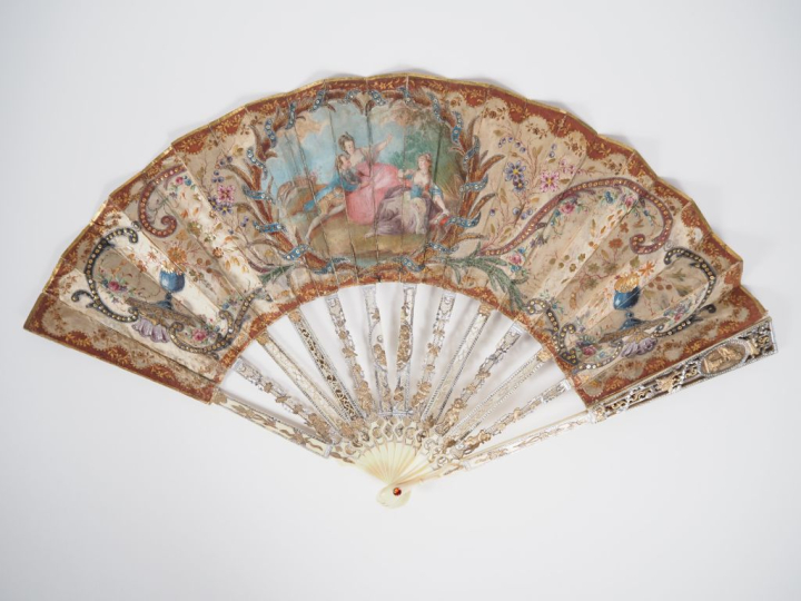 Eventail Louis XVI à 12 brins + 2 MB. Monture en ivoire repercée, grav