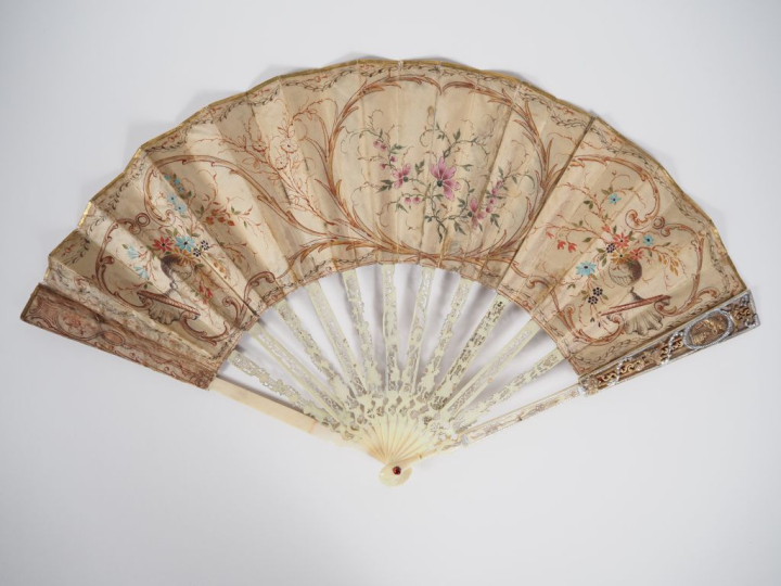 Eventail Louis XVI à 12 brins + 2 MB. Monture en ivoire repercée, grav