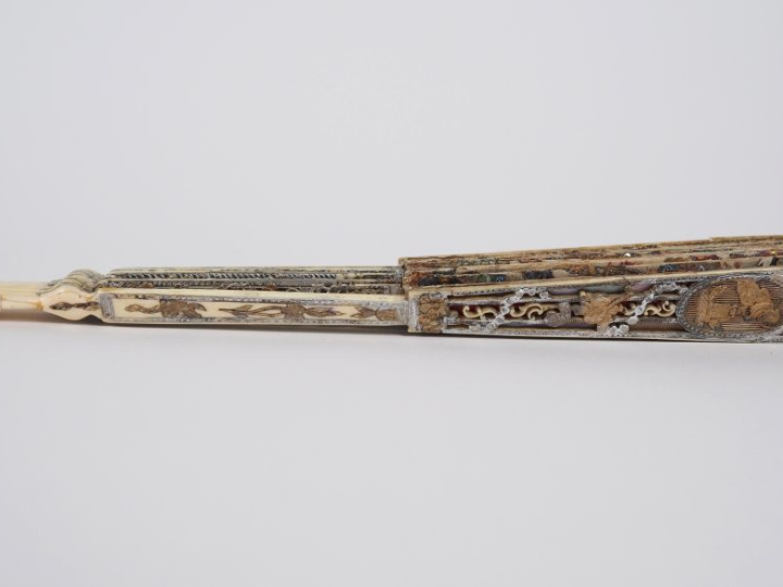 Eventail Louis XVI à 12 brins + 2 MB. Monture en ivoire repercée, grav