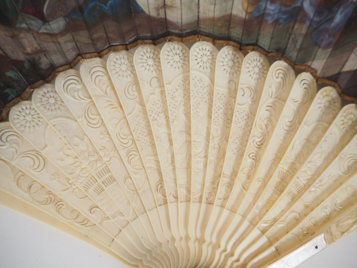 Eventail français fin du XVIIème à 18 brins + 2 MB. Monture en ivoire 