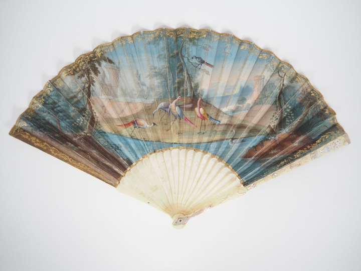 Eventail français fin du XVIIème à 18 brins + 2 MB. Monture en ivoire 